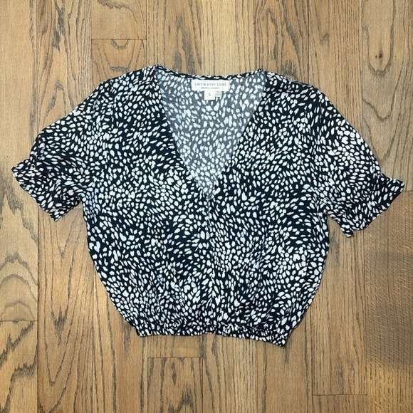 Luxe Tops - Saltwater Luxe Women’s Crop Keyhole Front Blouse Indigo and White Size Small